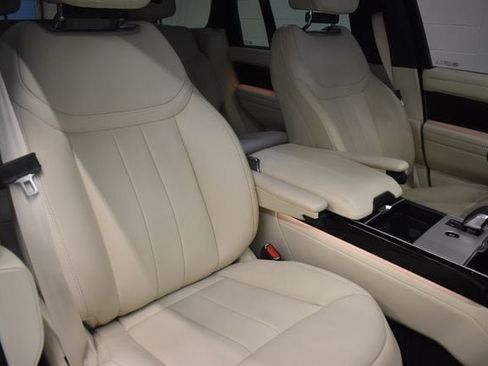 Used 2025 Land Rover Range Rover SE AWD/4WD image 6