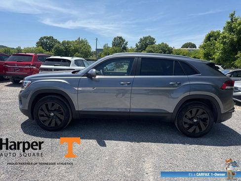Used 2024 Volkswagen Atlas Cross Sport SE w/ Panoramic Sunroof Package FWD image 2