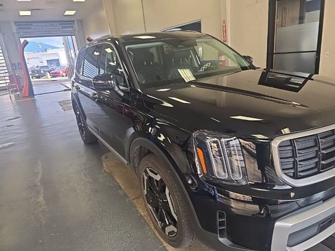 Used 2024 Kia Telluride S w/ S Sunroof Package FWD image 1