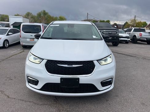 Used 2024 Chrysler Pacifica Touring-L image 16