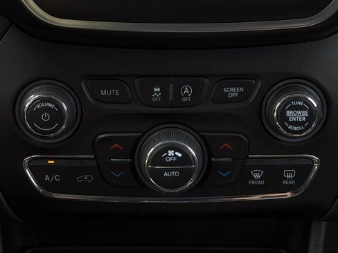 Used 2019 Jeep Cherokee Latitude Plus w/ Comfort/Convenience Group AWD/4WD image 22