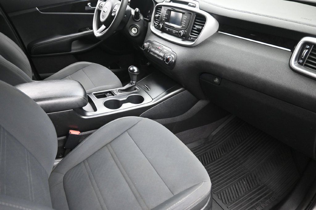 Used 2016 Kia Sorento FWD image 9