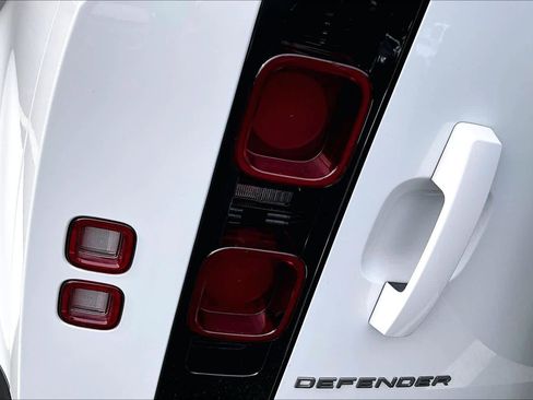 Used 2025 Land Rover Defender 110 X-Dynamic SE image 27