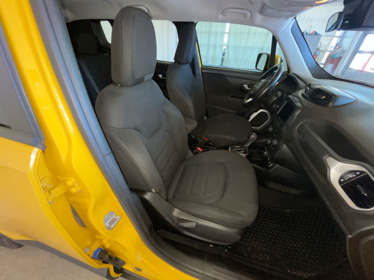 Used 2018 Jeep Renegade Latitude w/ Cold Weather Group AWD/4WD image 24