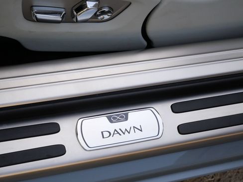 Used 2020 Rolls-Royce Dawn RWD image 9
