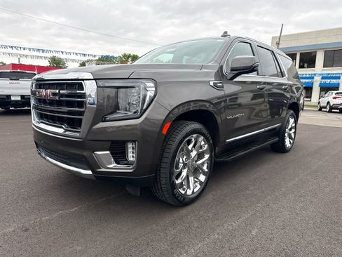 Used 2021 GMC Yukon SLT w/ SLT Premium Package AWD/4WD image 2