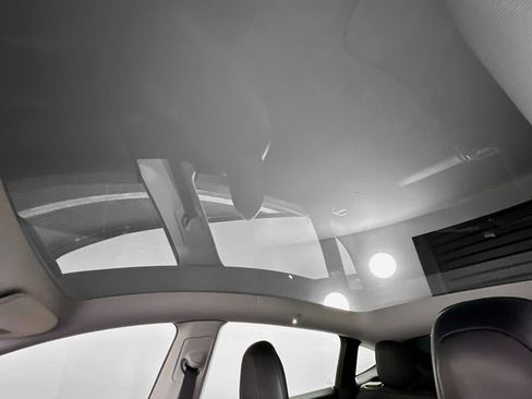 Used 2021 Tesla Model Y Long Range image 24