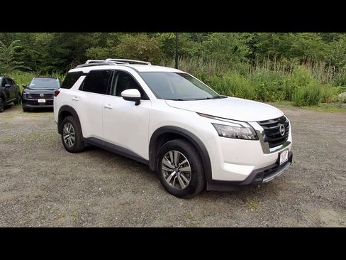 Used 2025 Nissan Pathfinder SL AWD/4WD image 2