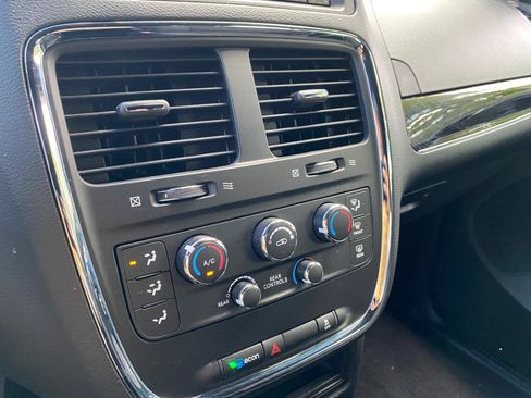 Used 2018 Dodge Grand Caravan SE FWD image 62