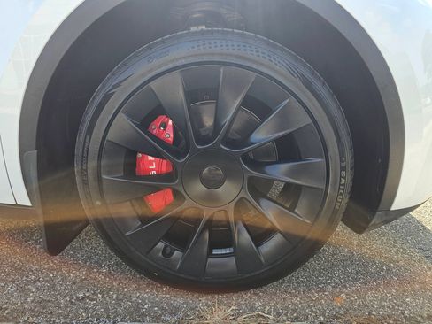 Used 2024 Tesla Model Y Long Range AWD/4WD image 31