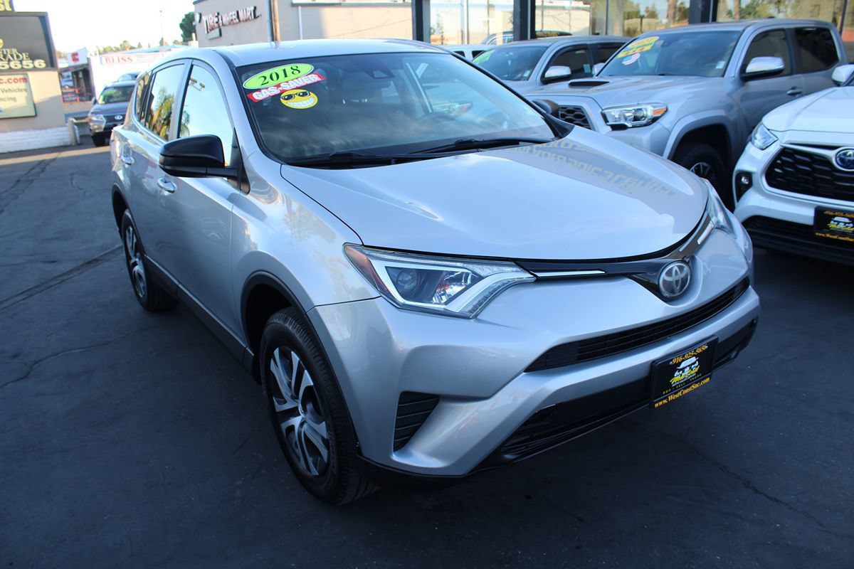 Used 2018 Toyota RAV4 LE FWD image 8