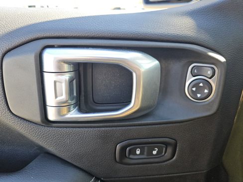 Used 2022 Jeep Wrangler Unlimited Sahara w/ Cold Weather Group AWD/4WD image 30