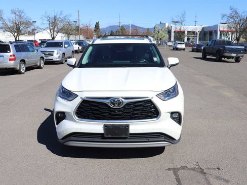 Used 2020 Toyota Highlander Platinum image 2