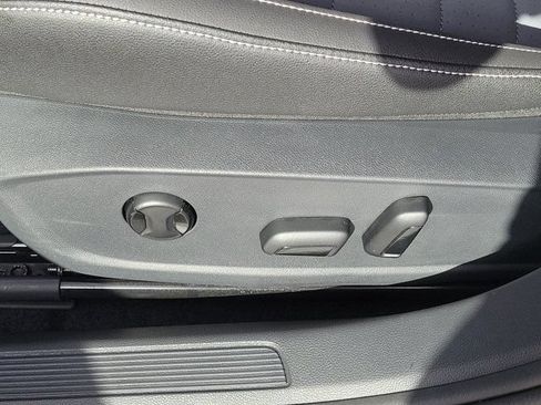 Certified 2025 Volkswagen Jetta SE w/ Sunroof Package FWD image 17