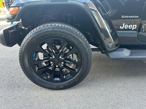 Used 2023 Jeep Wrangler Unlimited Sahara w/ Cold Weather Group AWD/4WD image 17