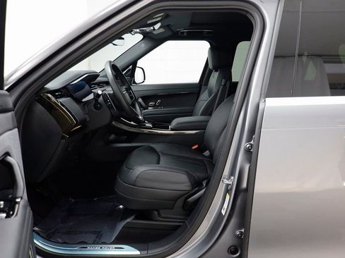 Used 2025 Land Rover Range Rover Sport SE image 4