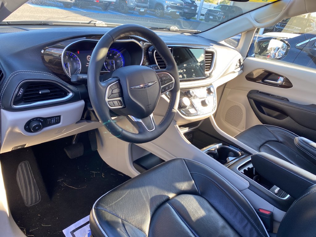 Certified 2024 Chrysler Pacifica Limited FWD image 44