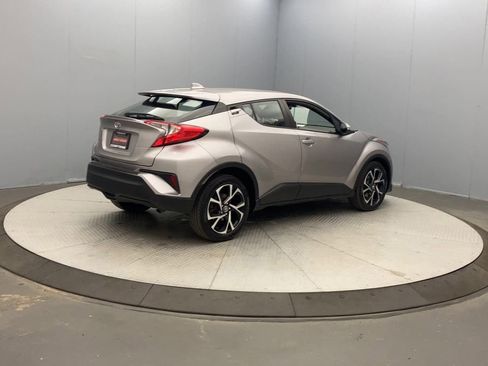 Used 2019 Toyota C-HR XLE FWD image 5