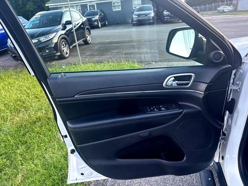 Used 2018 Jeep Grand Cherokee Limited image 15