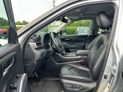 Used 2024 Toyota Highlander XLE AWD/4WD image 15