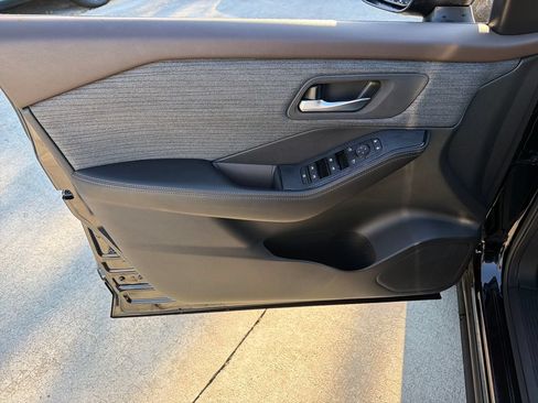 Used 2023 Nissan Rogue SV FWD image 17