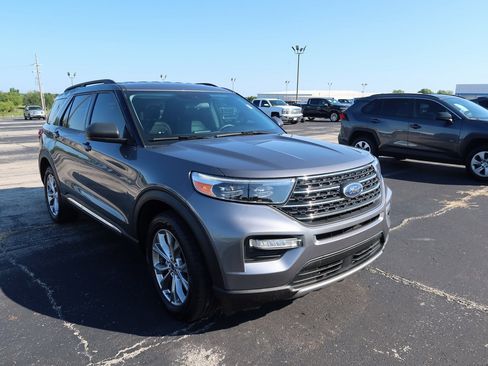 Used 2022 Ford Explorer XLT w/ Equipment Group 202A image 3
