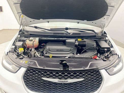 Used 2023 Chrysler Pacifica Touring-L FWD image 11