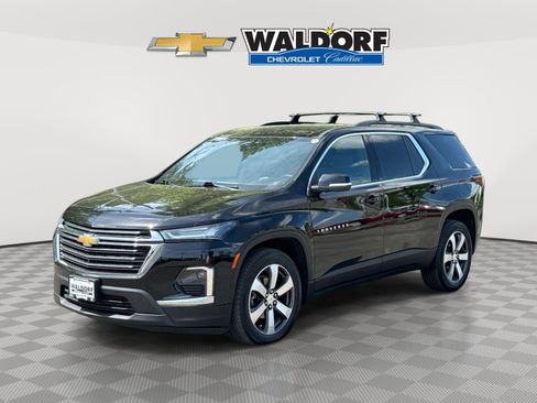 Used 2023 Chevrolet Traverse LT w/ LT Premium Package AWD/4WD image 3