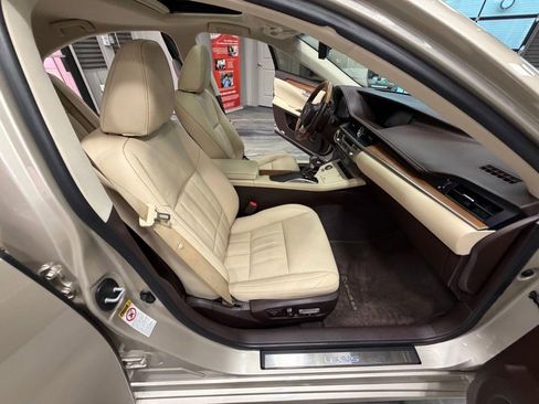 Used 2017 Lexus ES 300h w/ Luxury Package image 44