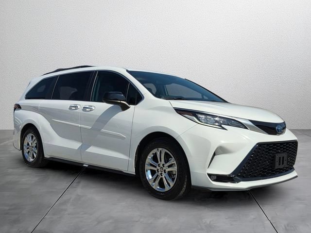 Used 2023 Toyota Sienna XSE w/ XSE Plus Package AWD/4WD image 6