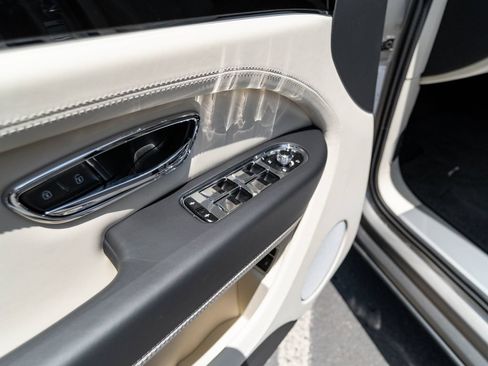New 2026 Bentley Bentayga AWD/4WD image 13