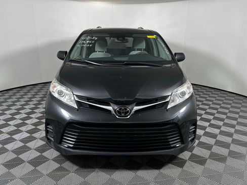 Used 2018 Toyota Sienna LE image 2