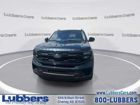 Used 2025 Ford Expedition Active AWD/4WD image 3