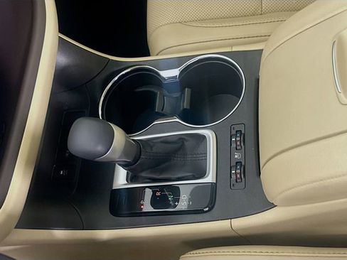 Used 2019 Toyota Highlander Limited FWD image 16