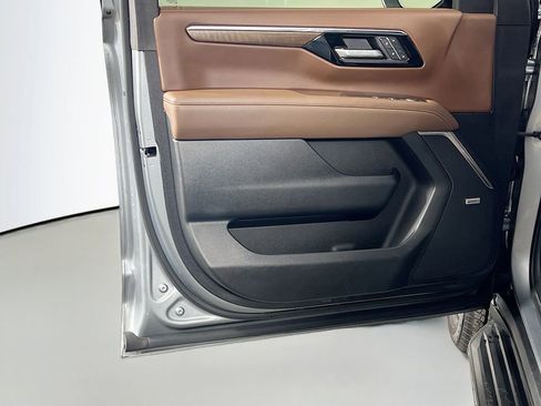 Used 2025 Chevrolet Tahoe High Country AWD/4WD image 17