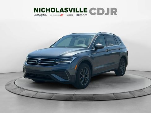 Used 2023 Volkswagen Tiguan SE w/ Panoramic Sunroof Package AWD/4WD image 1
