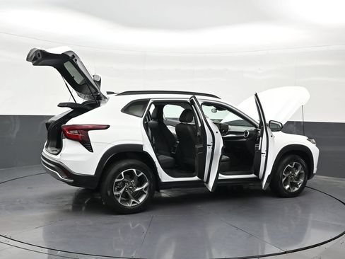 Used 2024 Chevrolet Trax LT FWD image 34