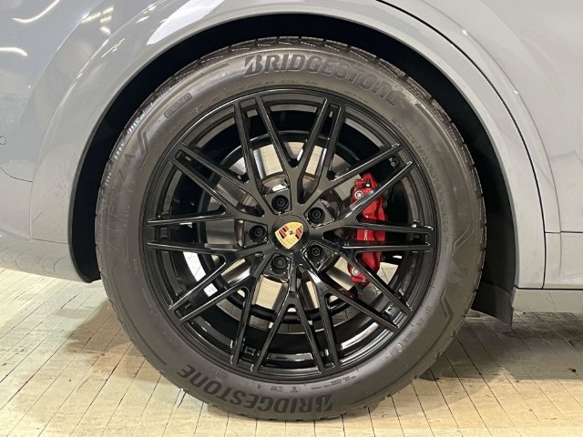 Certified 2025 Porsche Cayenne GTS AWD/4WD image 15