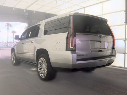 Used 2020 Cadillac Escalade ESV Platinum AWD/4WD image 2