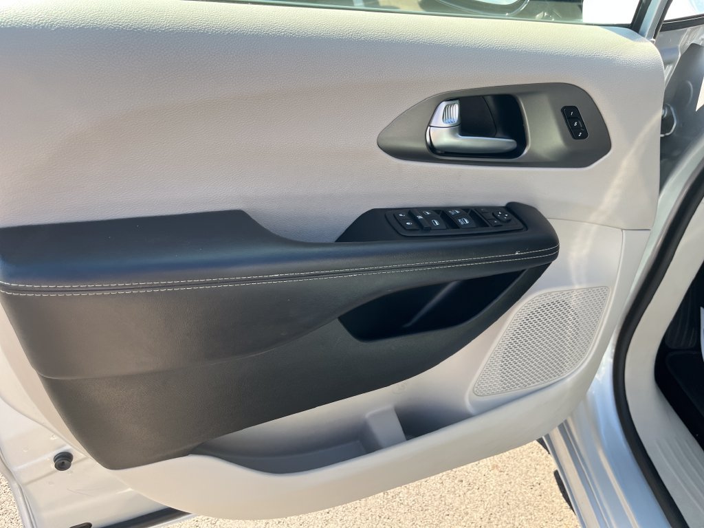 Used 2024 Chrysler Pacifica Touring-L FWD image 11