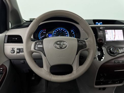 Used 2014 Toyota Sienna XLE w/ XLE Premium Package AWD/4WD image 4