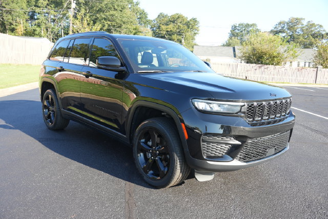 Used 2024 Jeep Grand Cherokee Altitude AWD/4WD image 1