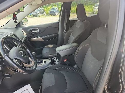Used 2018 Jeep Cherokee Latitude FWD image 22
