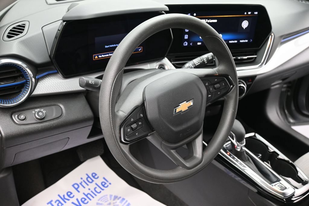 Used 2025 Chevrolet Trax LT FWD image 14