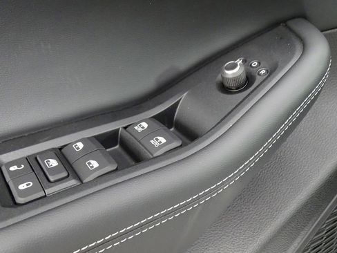 New 2025 Jeep Grand Cherokee L Laredo image 18