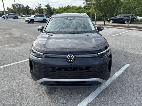 Used 2025 Volkswagen Tiguan SE FWD image 17