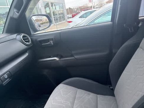 Used 2022 Toyota Tacoma TRD Off-Road image 3