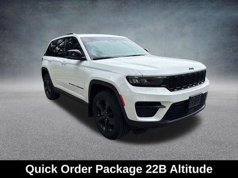 Used 2022 Jeep Grand Cherokee Altitude AWD/4WD image 9