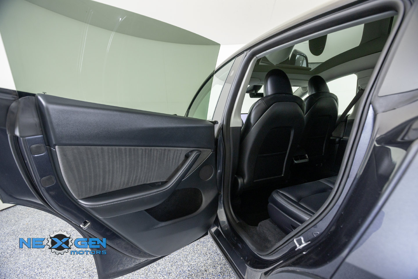 Used 2024 Tesla Model Y Long Range AWD/4WD image 25