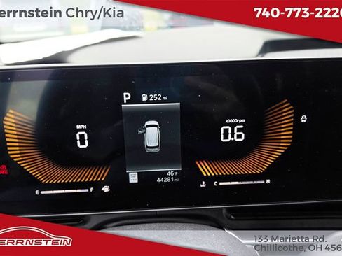 Used 2025 Kia Carnival FWD image 18